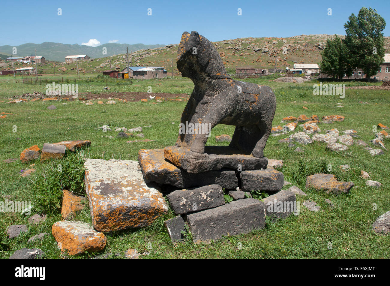horse-statue-on-a-grave-yazidi-village-c