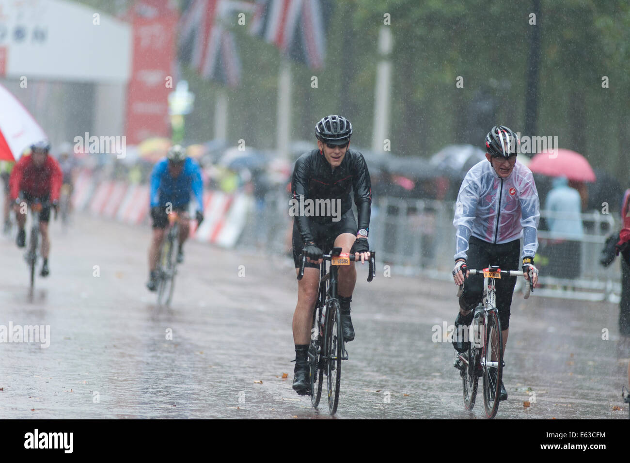 Riders-finish-the-Prudential-RideLondon-