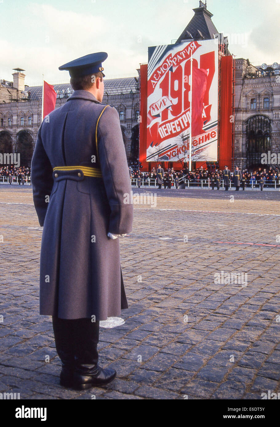 Moscow, Russia. 7th Nov, 1987. A uniformed KGB security guard stands