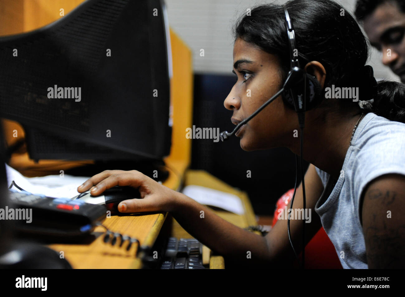 INDIA West Bengal, Kolkata, young women work in callcenter calling customer for service inquiries - india-west-bengal-kolkata-young-women-work-in-callcenter-calling-customer-E6E78C