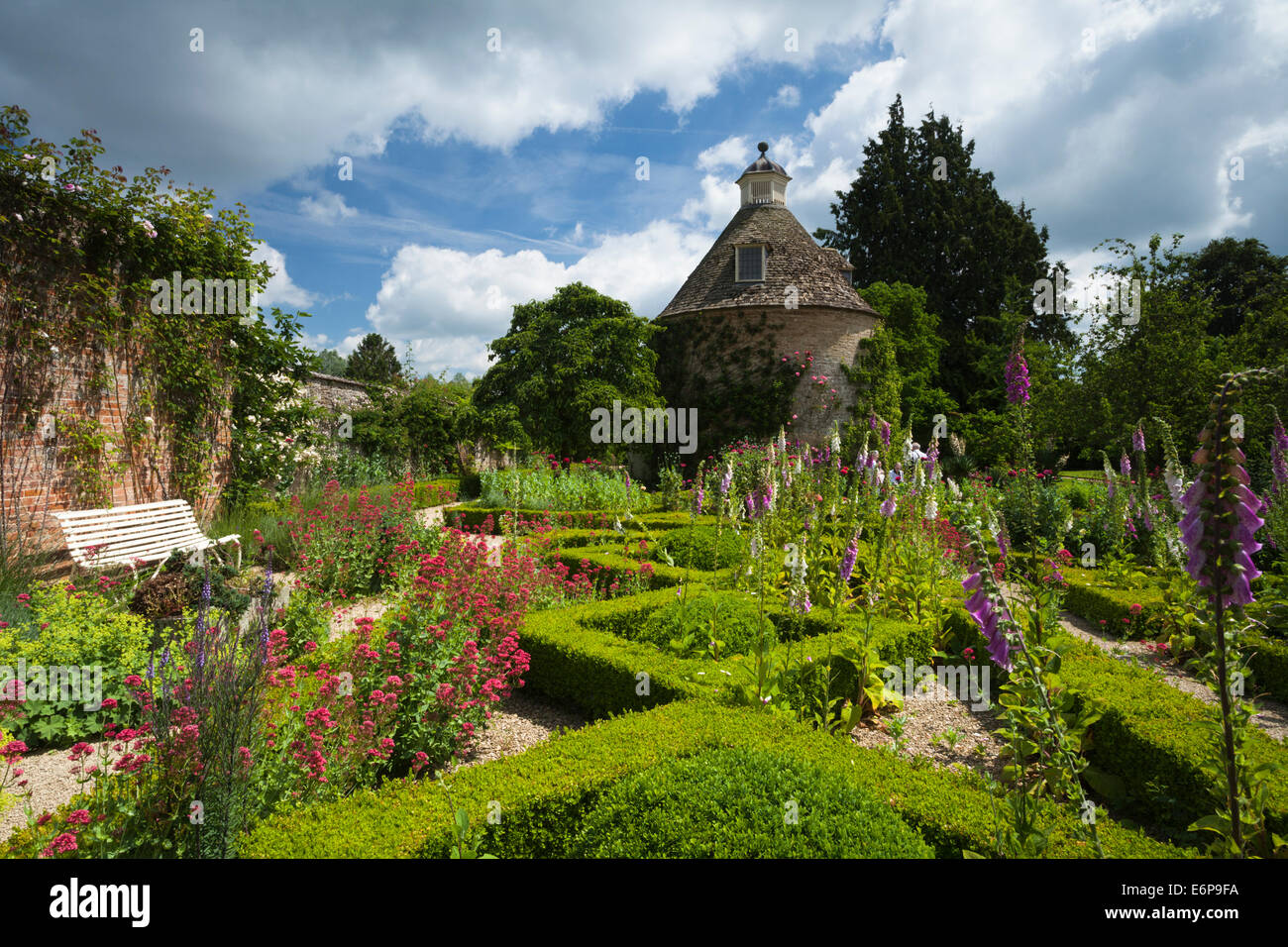 the-box-hedged-parterre-with-summer-flow