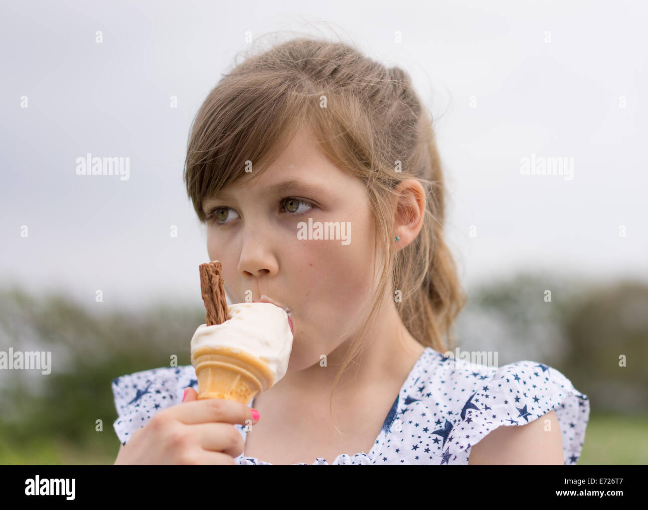 girl ice cream summer pretty flake chocolate messy E726T7