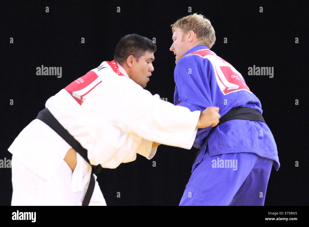 derek-sua-of-samoa-white-v-mark-shaw-of-wales-blue-in-the-mens-100-E75BN5.jpg