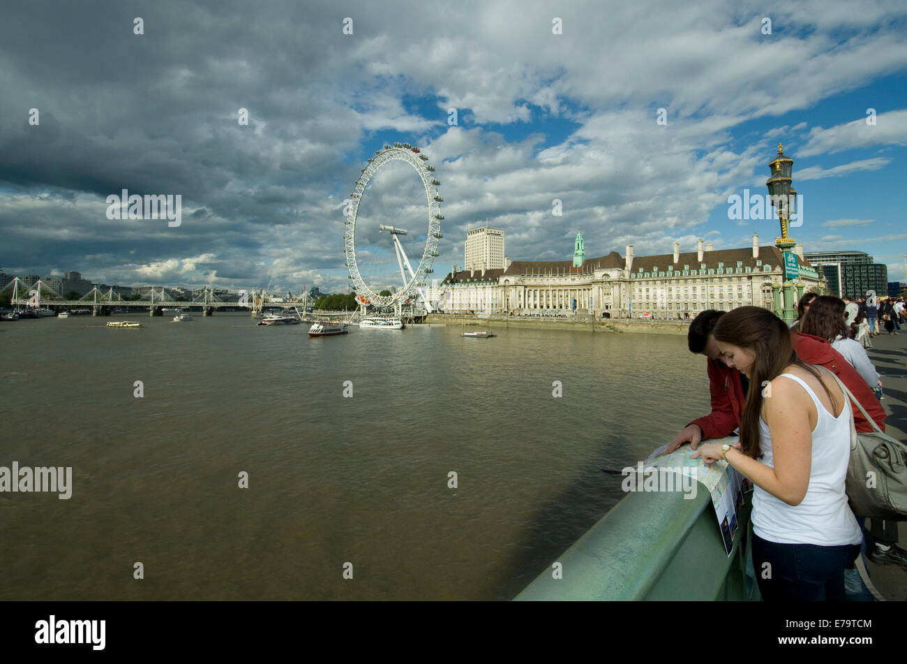 tourists-looking-at-a-map-on-westminster