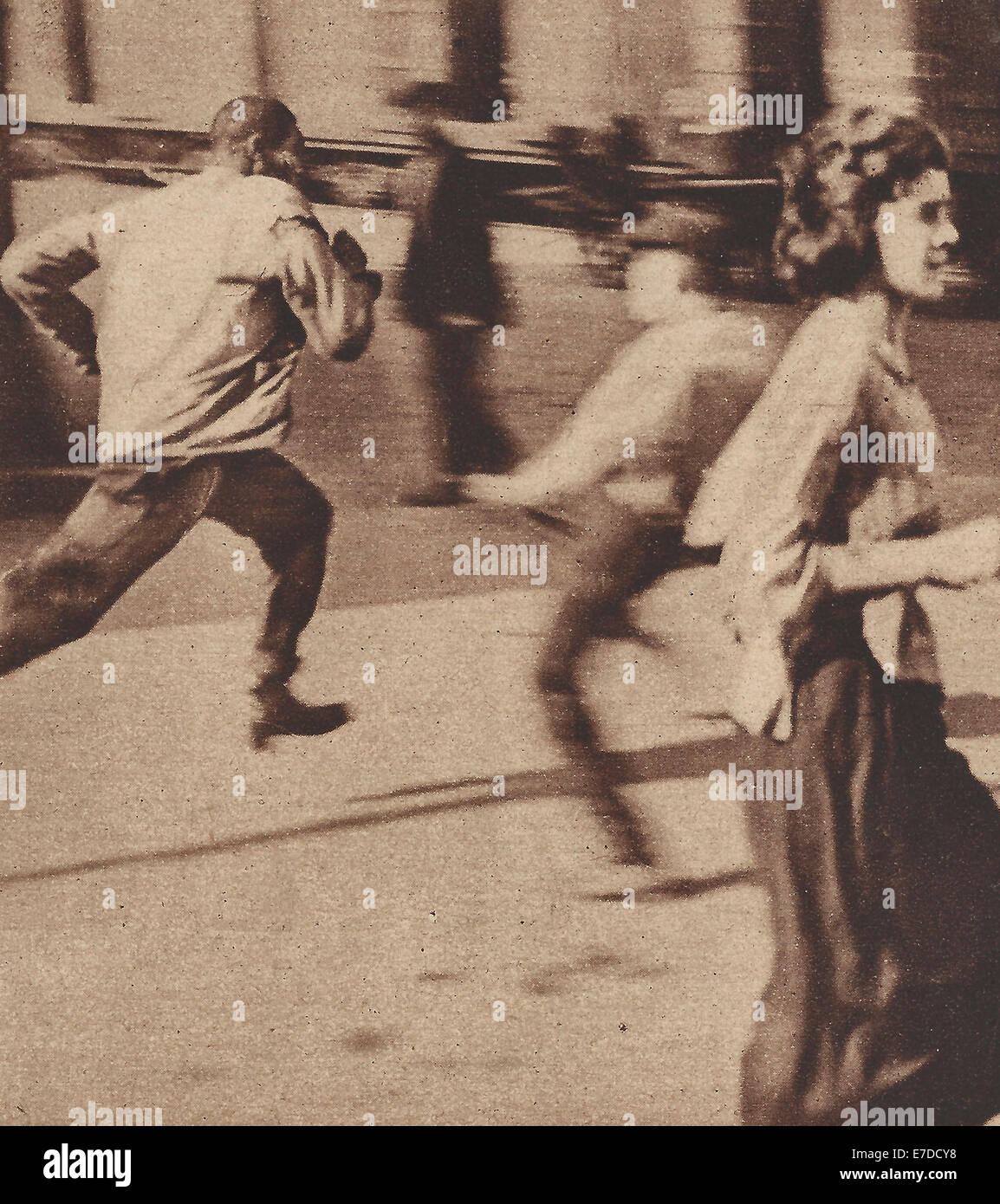 an-african-american-man-fleeing-to-escape-the-mob-chicago-race-riots-E7DCY8.jpg