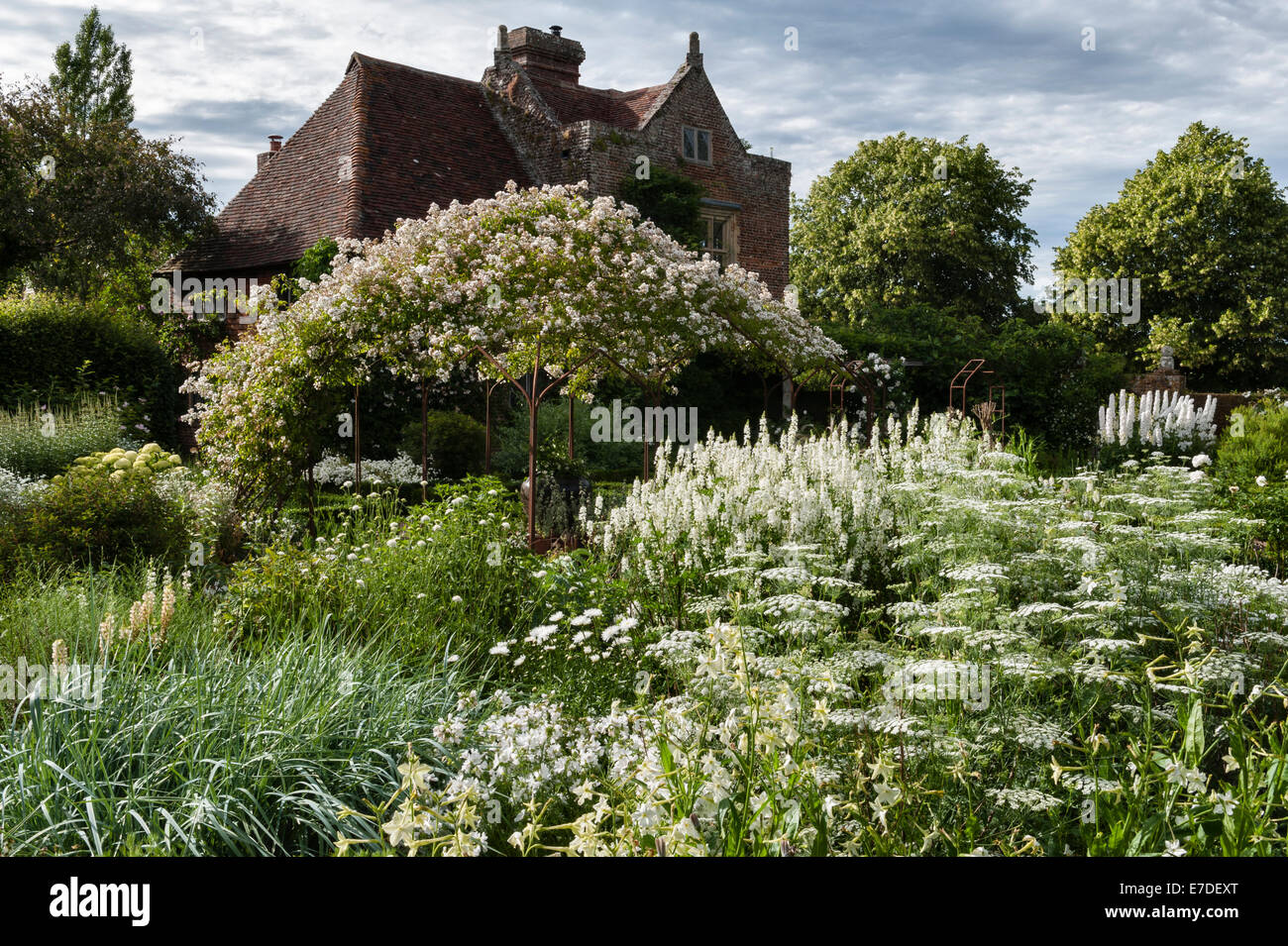 sissinghurst-castle-kent-the-white-garde