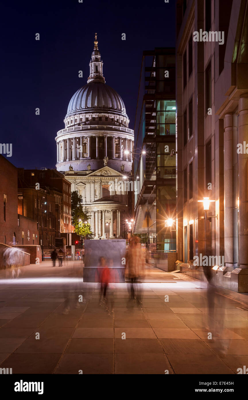 St-Pauls-Cathedral-in-London-at-night-li
