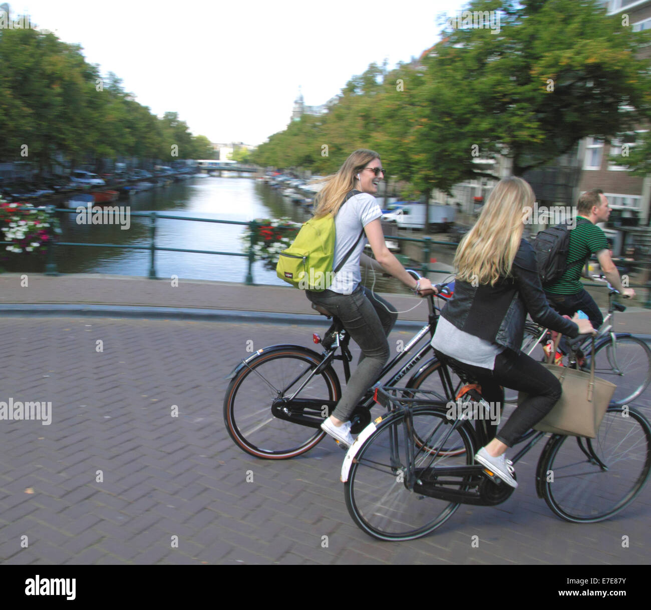 cyclists-riding-bridge-over-the-keizersg