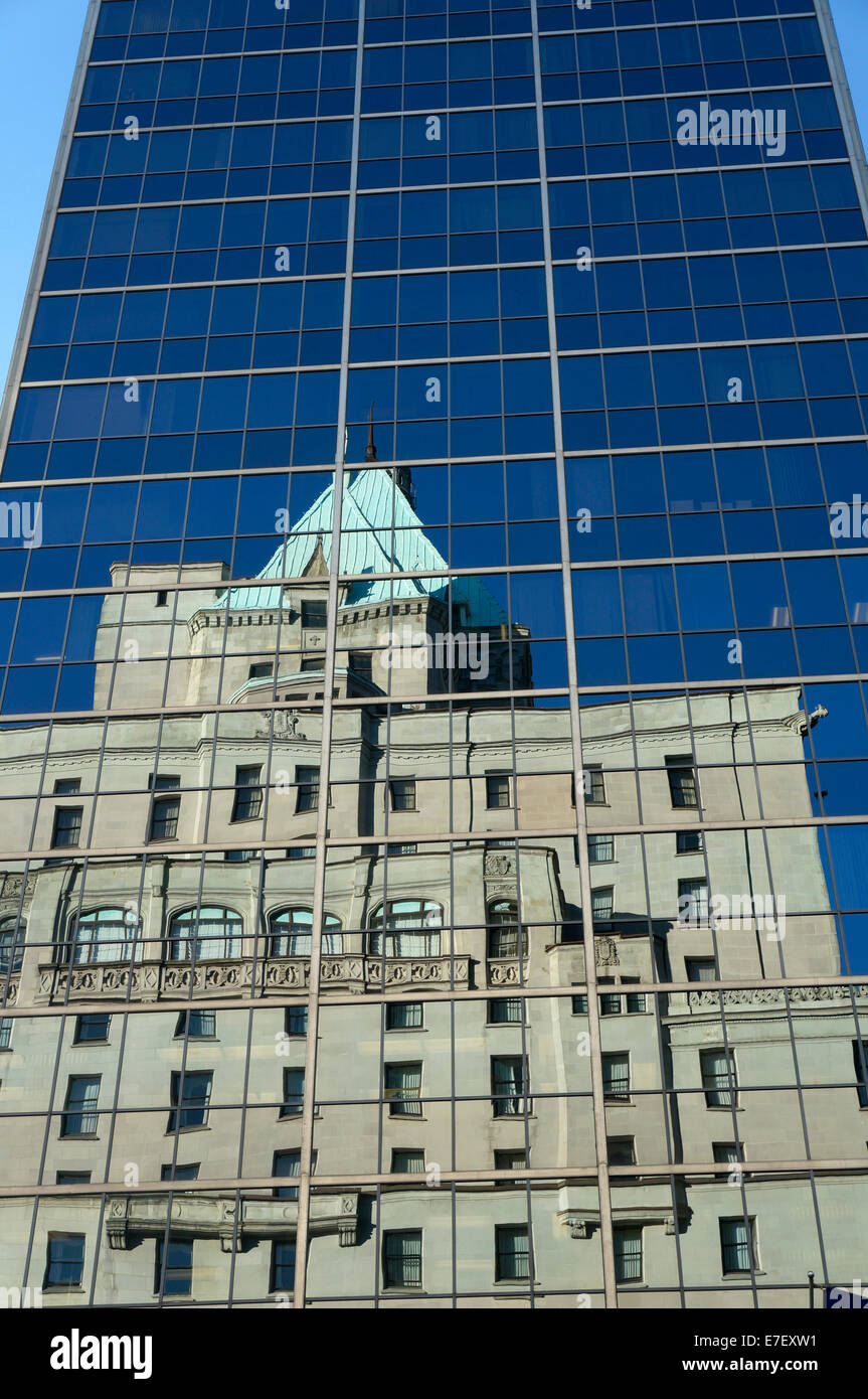 fairmont-hotel-vancouver-reflected-in-th