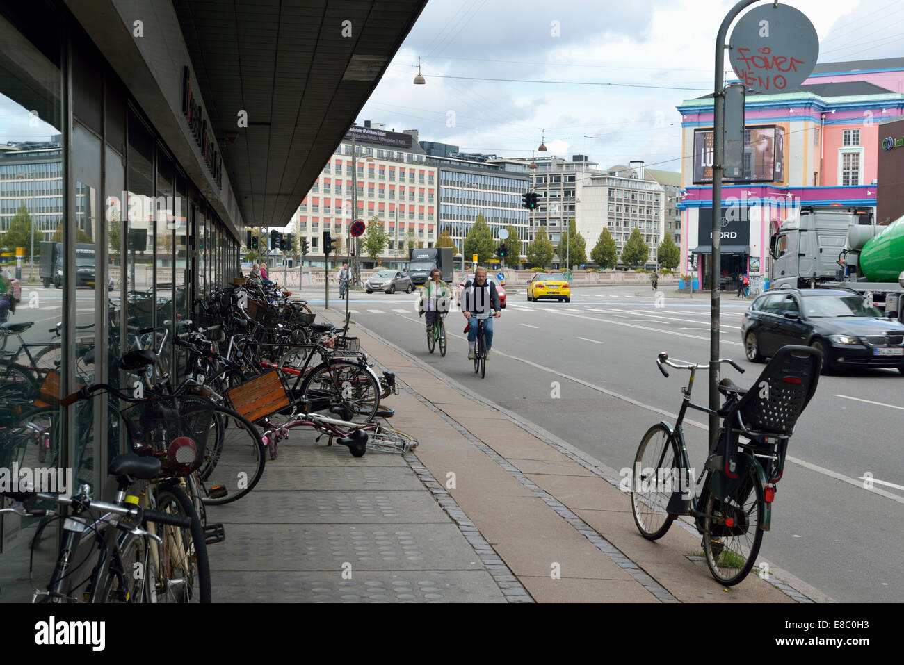 bicycles-in-front-of-hotel-copenhagen-de