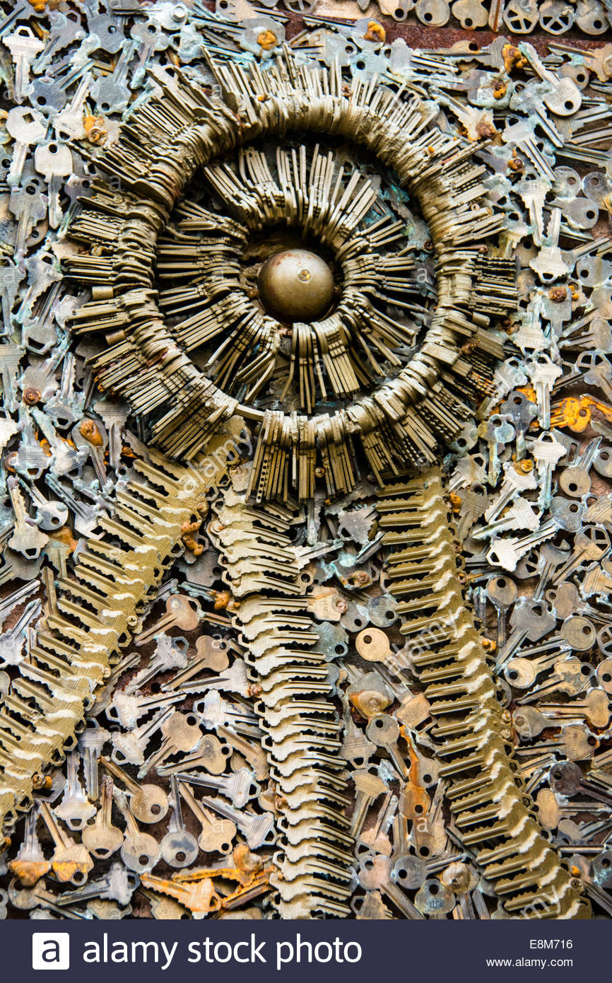 Detail_of_metal_sculpture_made_with_keys