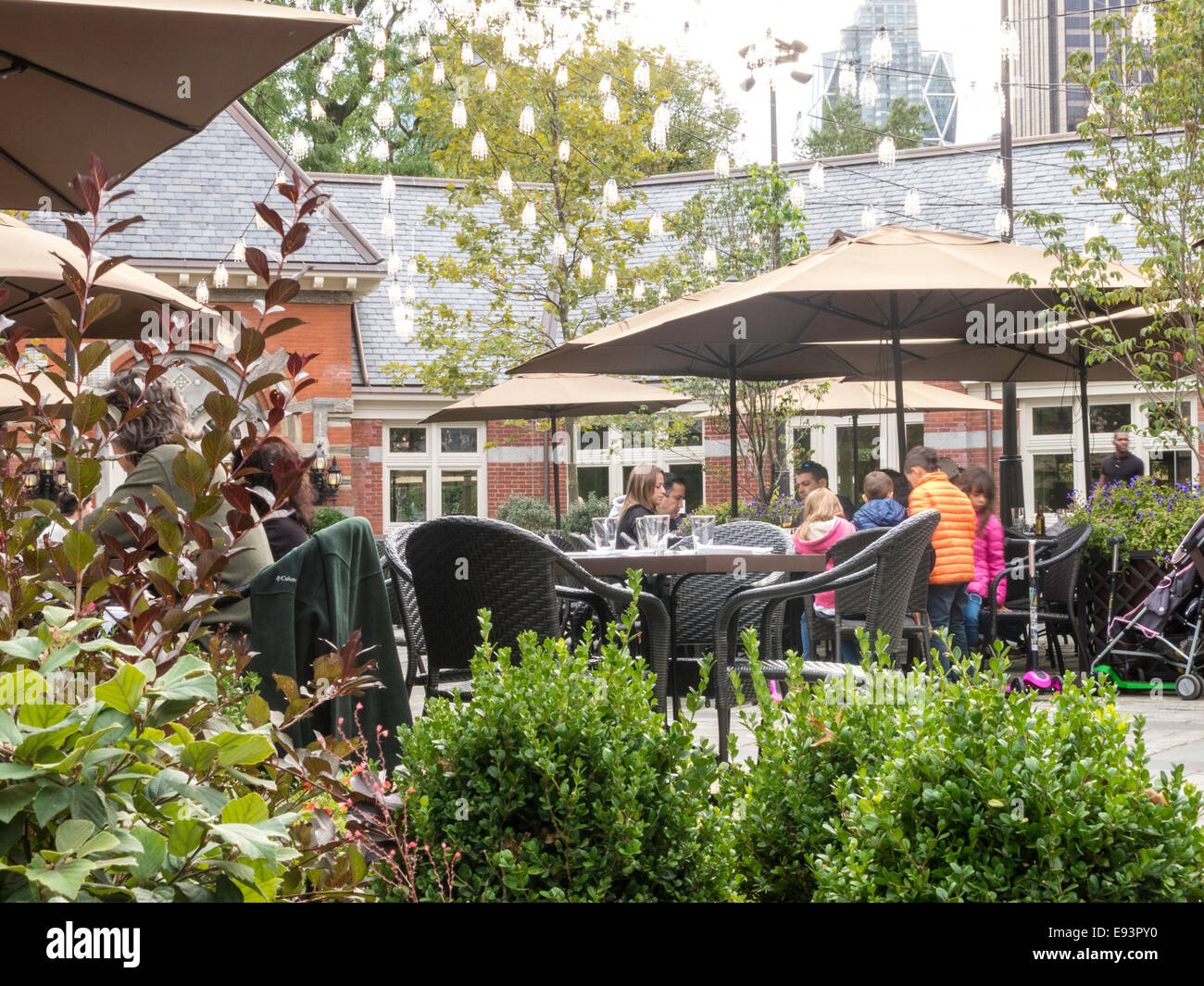 Diners Enjoying Patio Tavern On The Green Restaurant In Central Diners Enjoying Patio Tavern On The Green Restaurant In Central Park Nyc