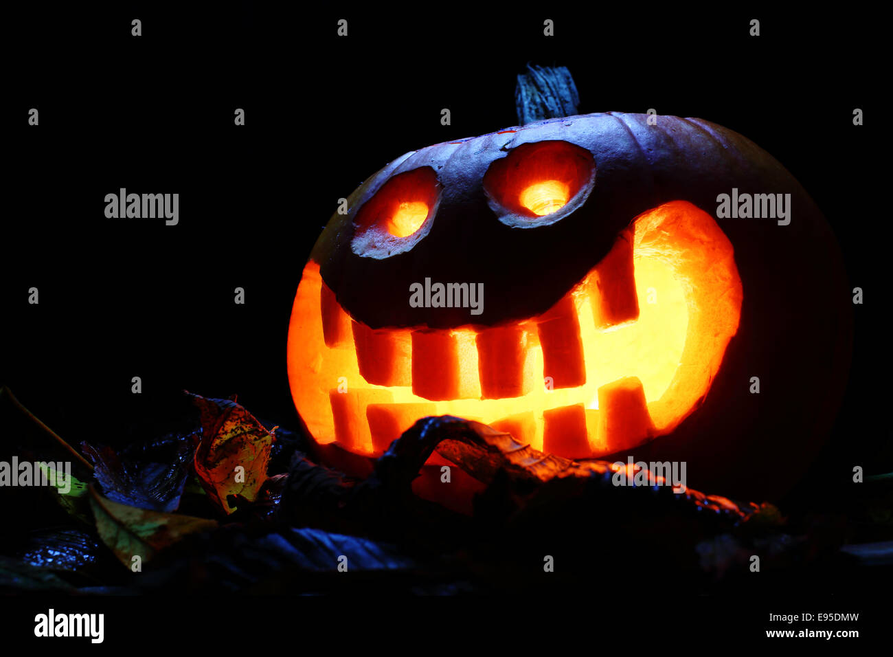 Halloween_pumpkin_lantern_at_night_with_