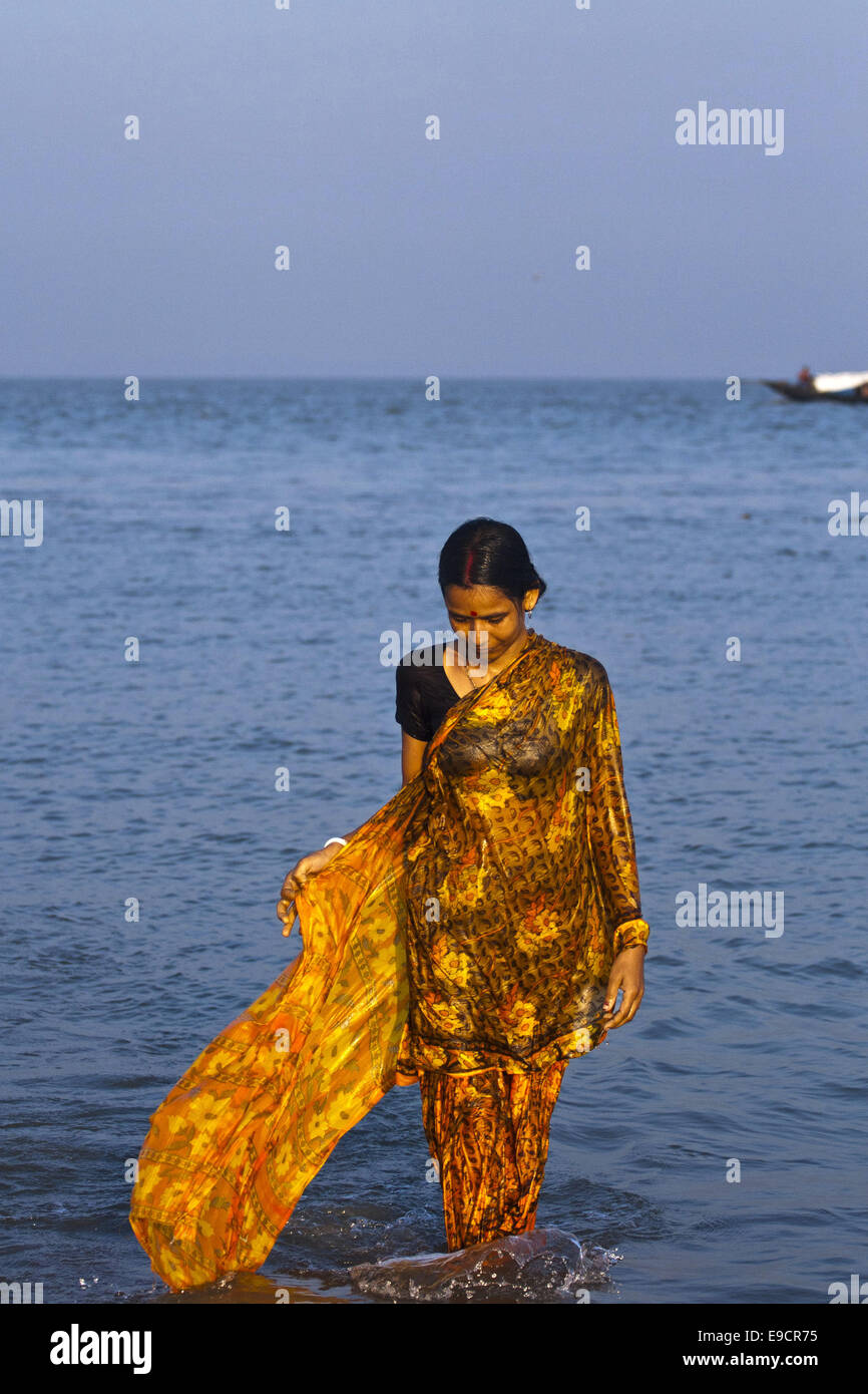 Khulna, Bangladesh. 9th Nov, 2011. A hindu women taking bath in Bay