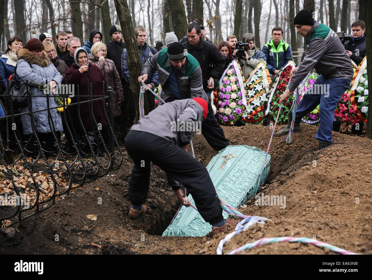 Donetsk, Ukraine. 7th Nov, 2014. People bury a coffin during a Stock ...