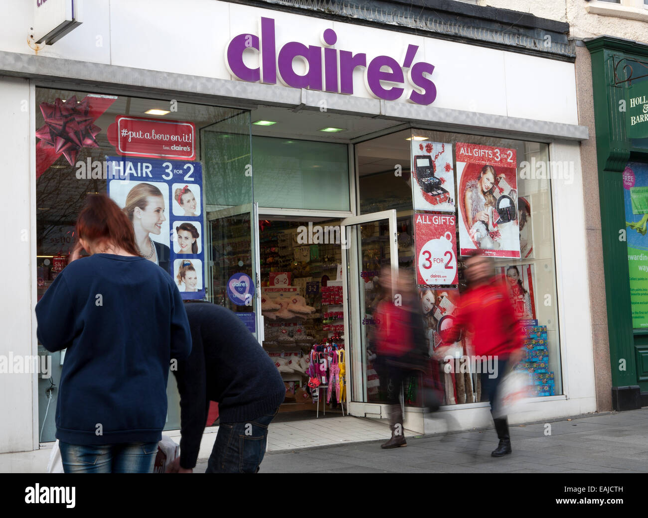 Shops and stores offering discounts and percent off to entice Stock