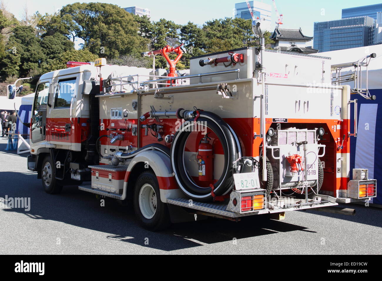 tokyo-japan-23rd-dec-2014-imperial-guard-headquarters-fire-engine-ED19CW.jpg