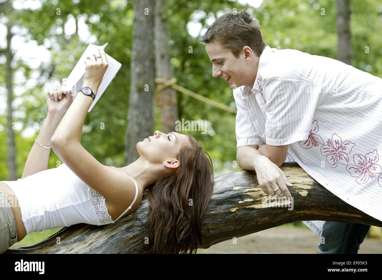 Maedchen Mann Junge Flirt Liebe Freundschaft Zuneigung Lesen Buch Stock