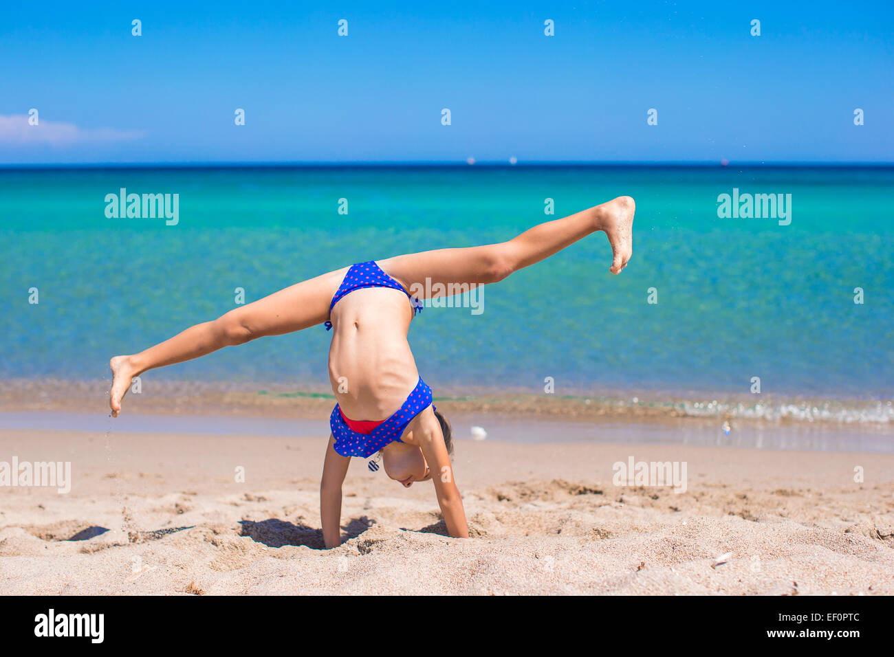 Сексуальная гимнастка на пустынном пляже