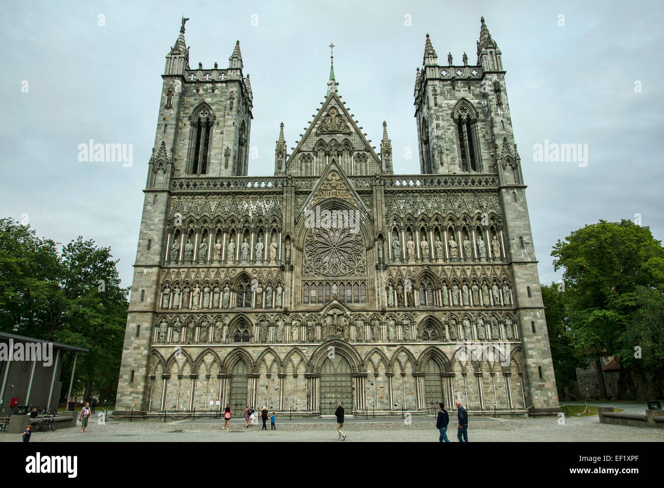 the-nidaros-cathedral-in-trondheim-norway-built-over-the-burial-site-EF1XPF.jpg