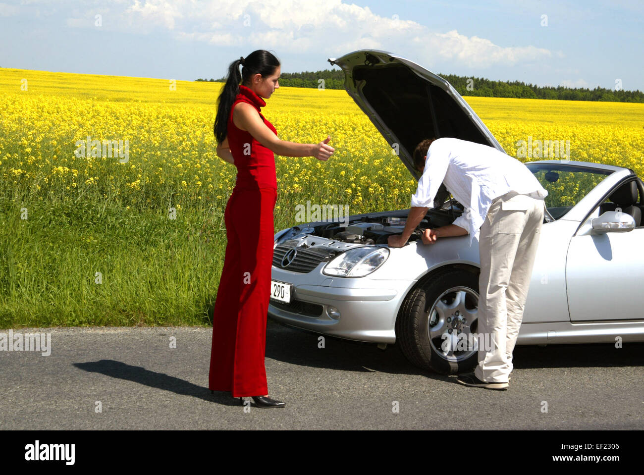 Paar hat eine Autopanne mit einem offenen Mercedes SLK Cabrio auf Stock ...