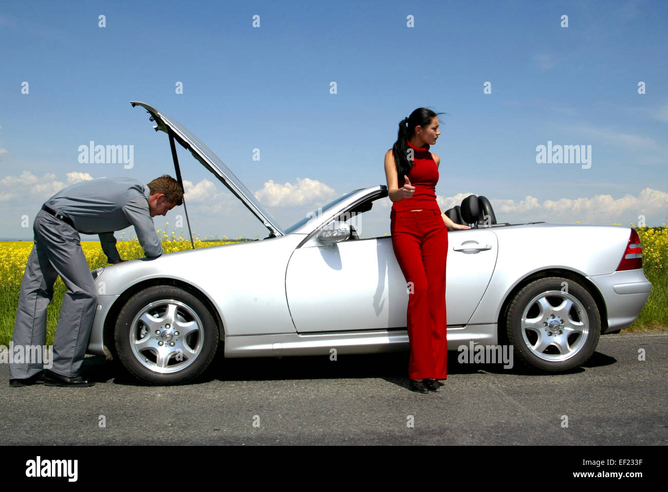 Paar hat eine Autopanne mit einem offenen Mercedes SLK Cabrio auf Stock ...