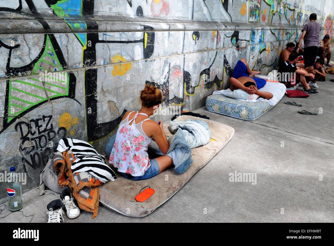 buenos-aires-argentina-4th-feb-2015-people-rest-in-a-street-in-buenos-EFHMBT.jpg