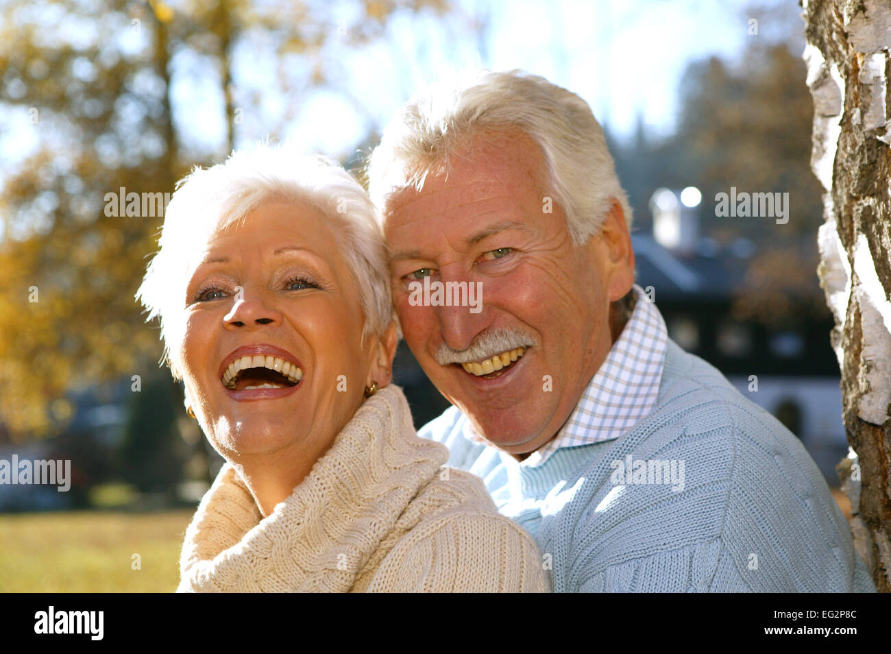 Seniorenpaar Herbst Paar Alt Freizeit Laecheln Gluecklich <b>Verliebt Liebe</b> <b>...</b> - seniorenpaar-herbst-paar-alt-freizeit-laecheln-gluecklich-verliebt-EG2P8C