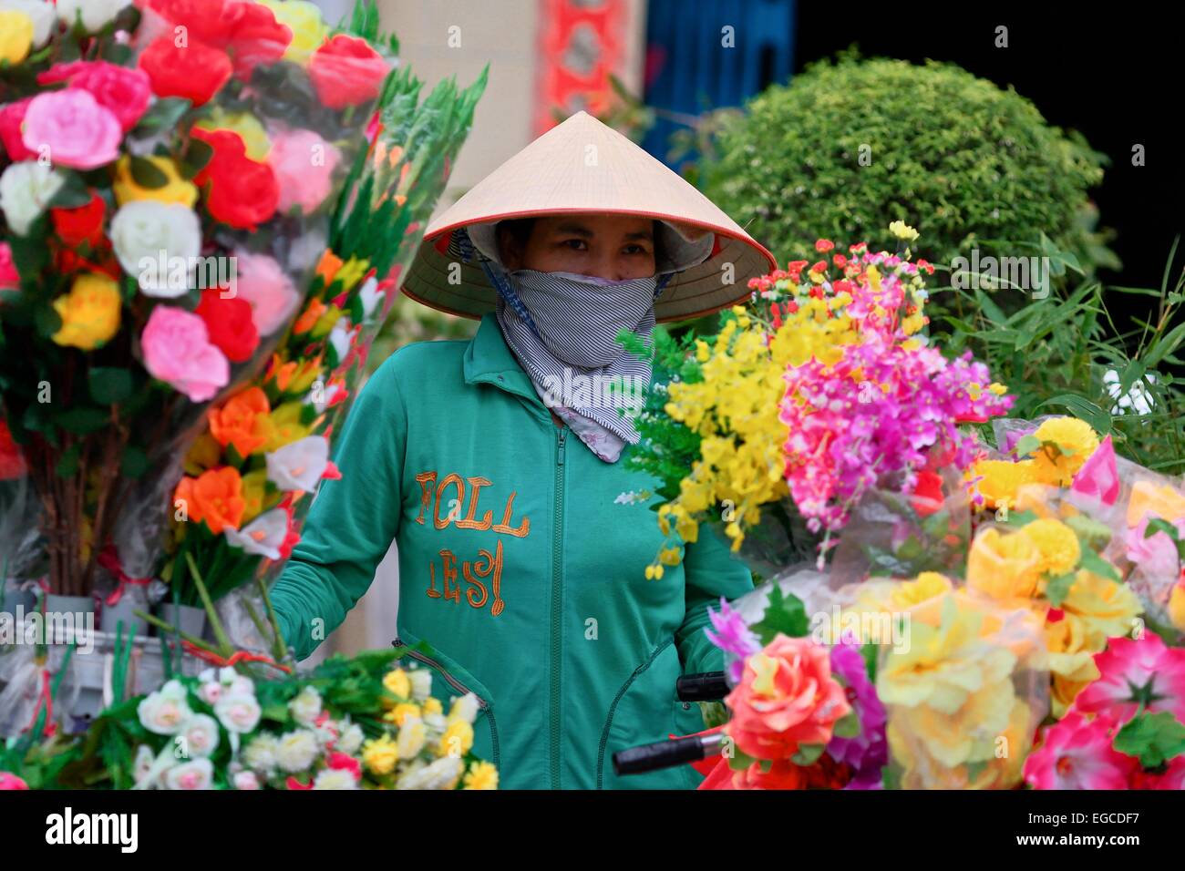 Flower Seller In Traditional Cone Hat In Can Tho Street Market Can Tho