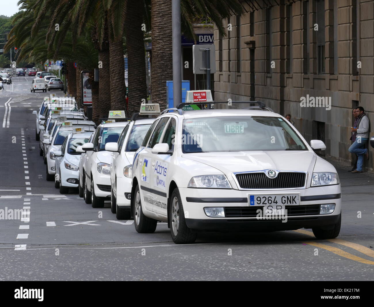 taxi-stand-waiting-for-customers-downtow