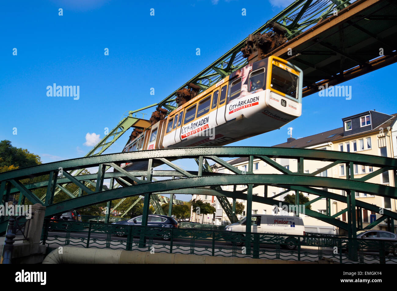 articulated-train-on-the-schwebebahn-sus