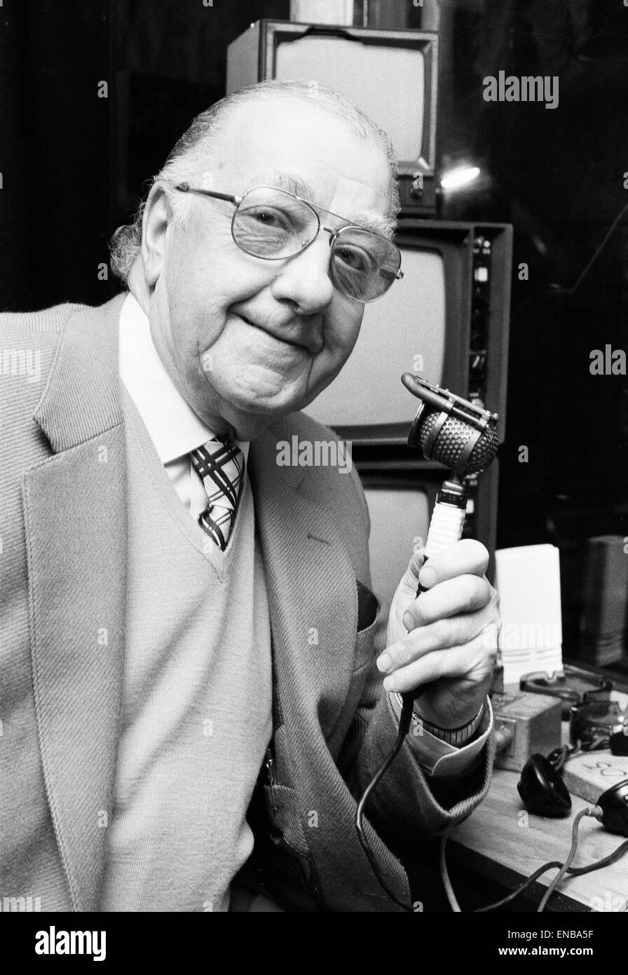 BBC snooker commentator <b>Ted Lowe</b> holding his microphone. 27th January 1986. - bbc-snooker-commentator-ted-lowe-holding-his-microphone-27th-january-ENBA5F