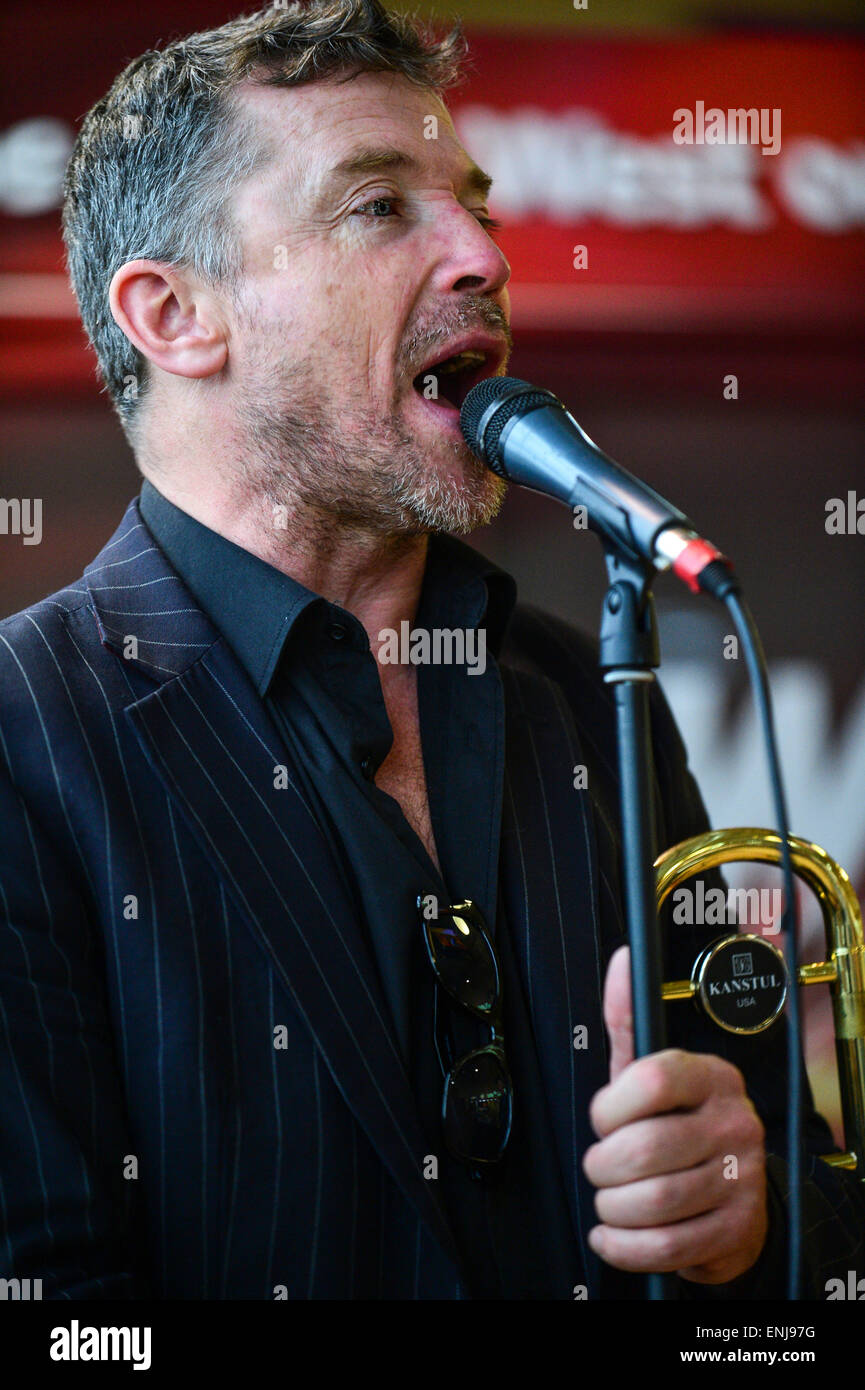 Download preview image - les-swingin-lovers-paddy-sherlock-performing-at-the-2015-city-of-derry-ENJ97G