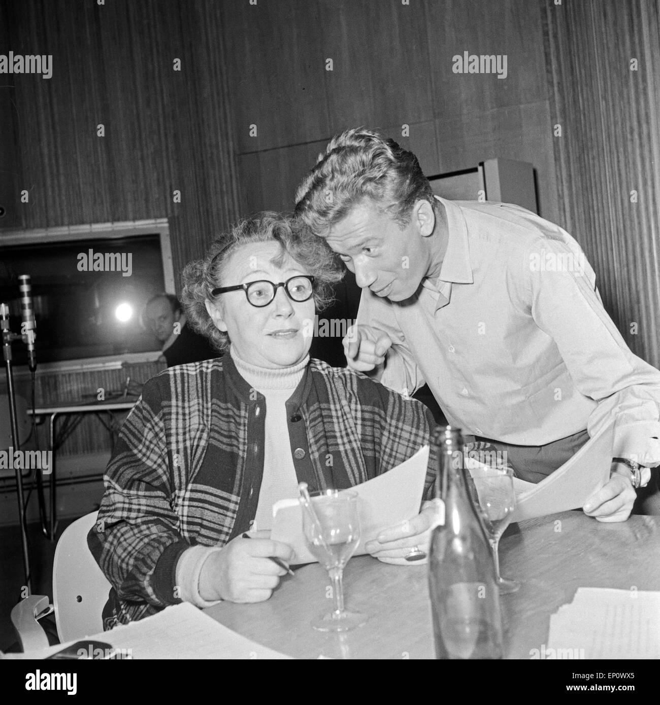 Die deutschen Schauspieler Gustl Busch und Heinz Reincke bei der NDR