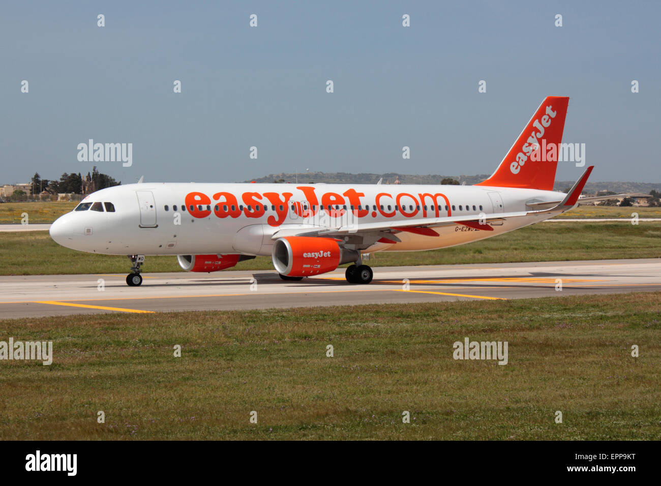 low-cost-air-travel-airbus-a320-belonging-to-budget-airline-easyjet
