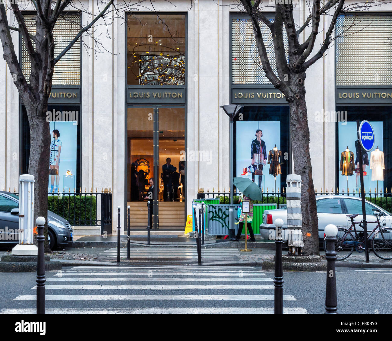 Louis Vuitton store entrance and display windows on Avenue Montaigne Stock Photo, Royalty Free ...