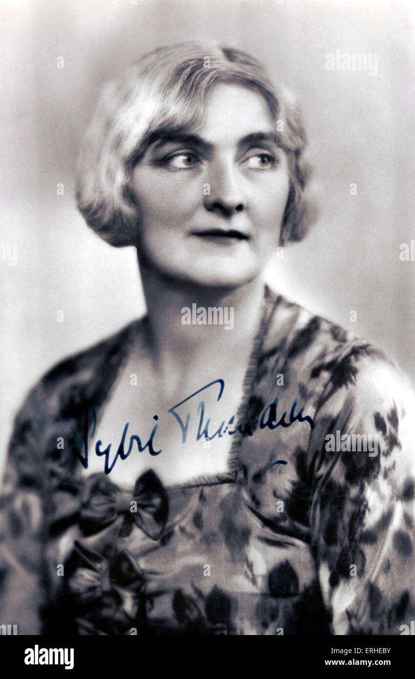 (Dame Agnes) Sybil Thorndike - portrait. English actress 1882-1976 Stock Photo - dame-agnes-sybil-thorndike-portrait-english-actress-1882-1976-ERHEBY