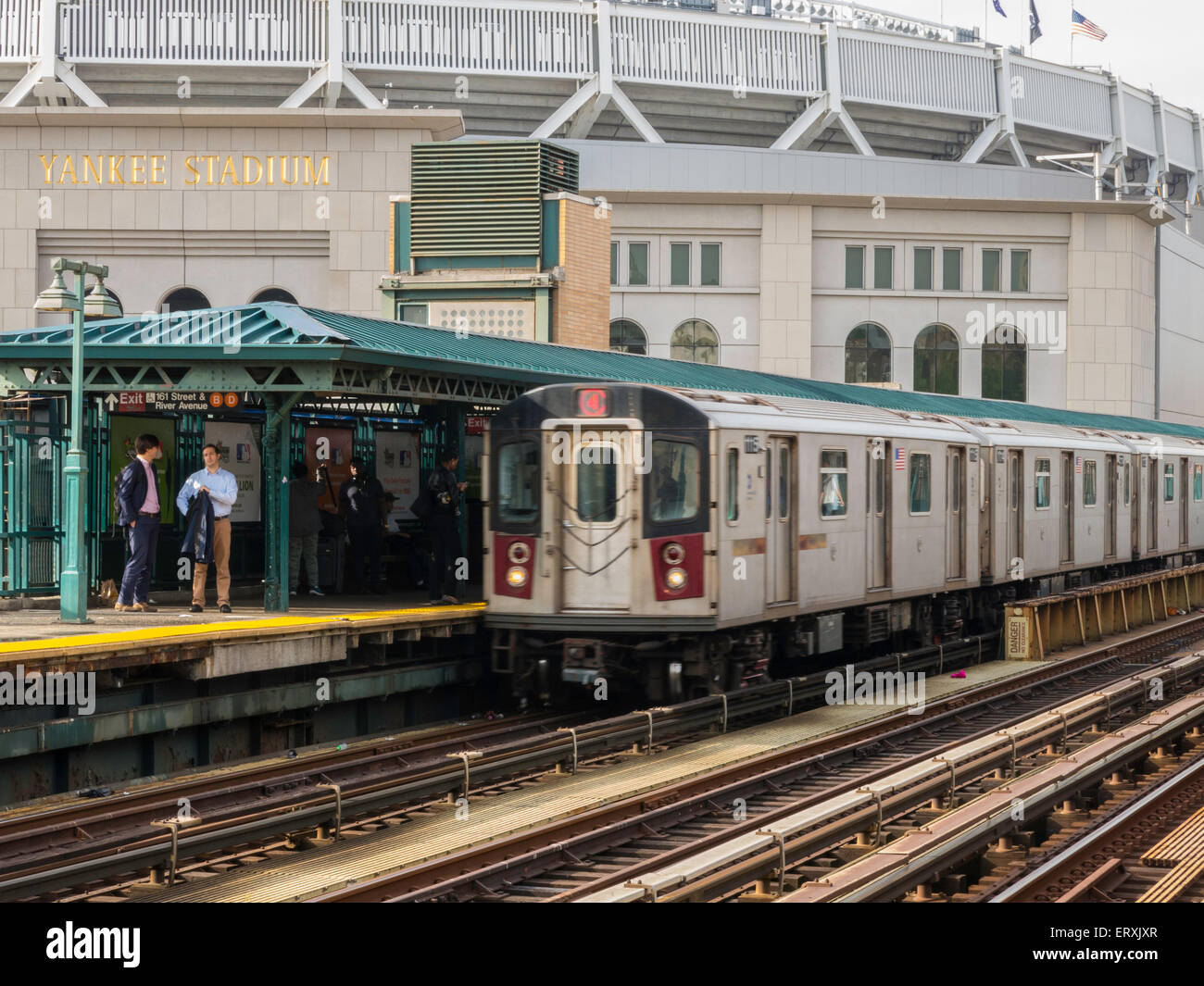 IRT Jerome Avenue Line: 161st Street-Yankee Stadium bound R-142 4 train @  138th St-Grand Concourse! 