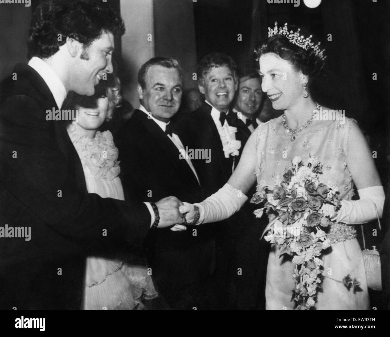 the-queen-shaking-hands-with-tom-jones-at-the-royal-variety-show-at-EWR3TH.jpg