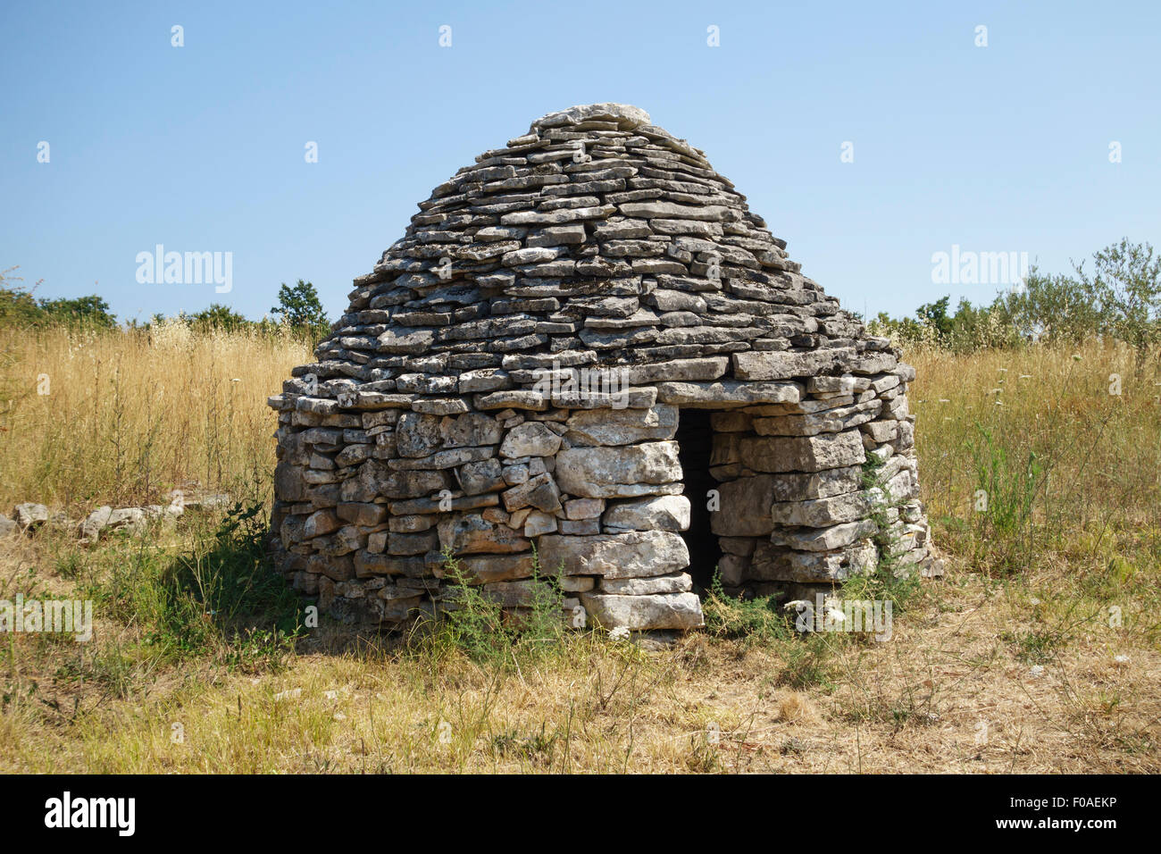 istria-croatia-a-kazun-kaun-a-traditional-dry-stone-circular-stone-F0AEKP.jpg