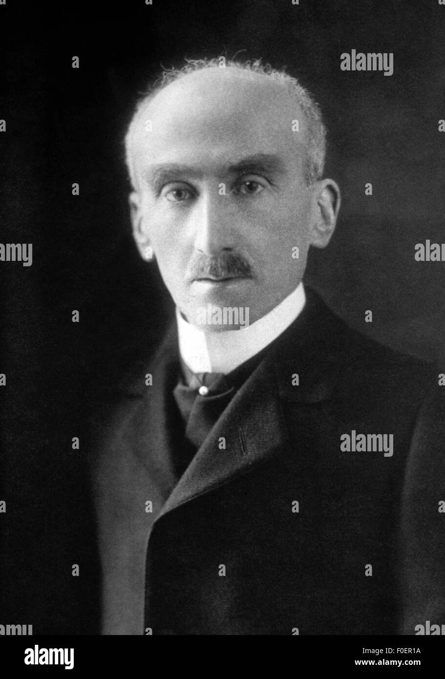 henri bergson Henri bergson was born in paris as the son of a prosperous jewish musician from poland and an anglo-irish mother. henri bergson Henri bergson was born in paris as the son of a prosperous jewish musician from poland and an anglo-irish mother.