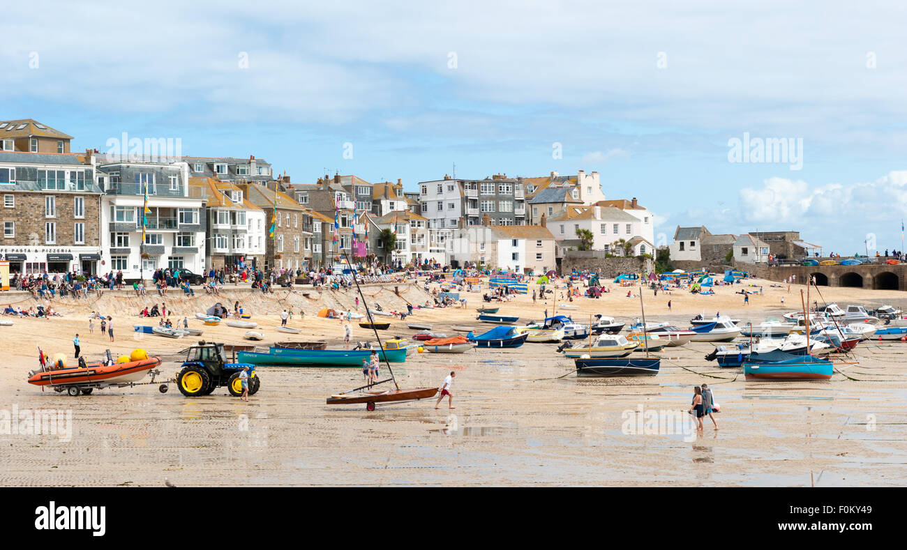 the-coastal-town-of-st-ives-in-cornwall-
