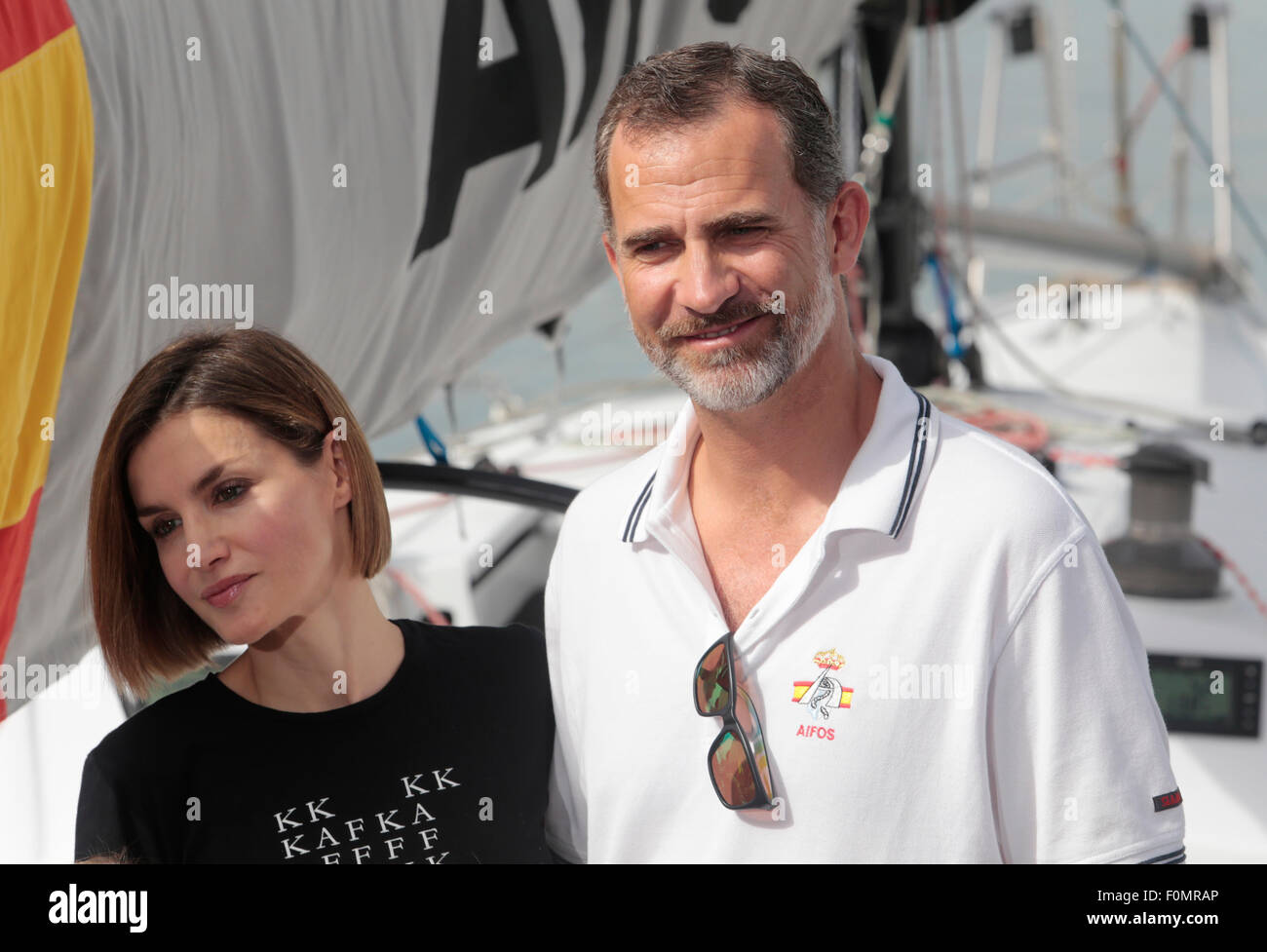 spain-royals-king-felipe-and-queen-letizia-pose-on-a-sailboat-during-F0MRAP.jpg