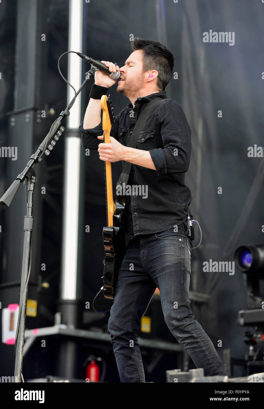 pete-loeffler-guitarist-and-vocals-for-the-band-chevelle-performing-F0YPYA.jpg