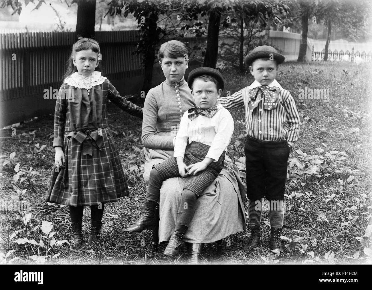 1890s 1900s FAMILY GROUP PORTRAIT SIBLINGS GIRL SISTER TWO BOYS