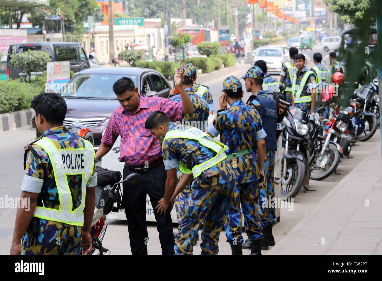 Dhaka, Bangladesh. 30th September, 2015. Police in Bangladesh check