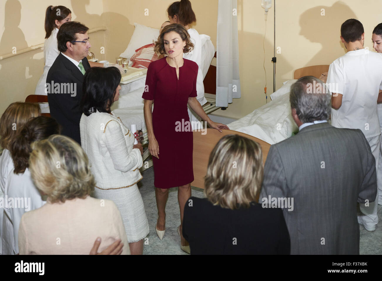 caceres-extremadura-spain-1st-oct-2015-queen-letizia-of-spain-attends-F37XBK.jpg