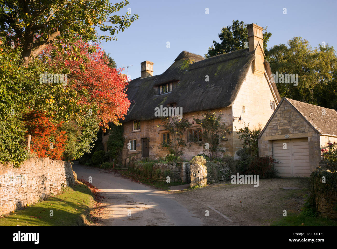 Cotswold thatched cottage in Stanton village, Cotswolds Stock Photo