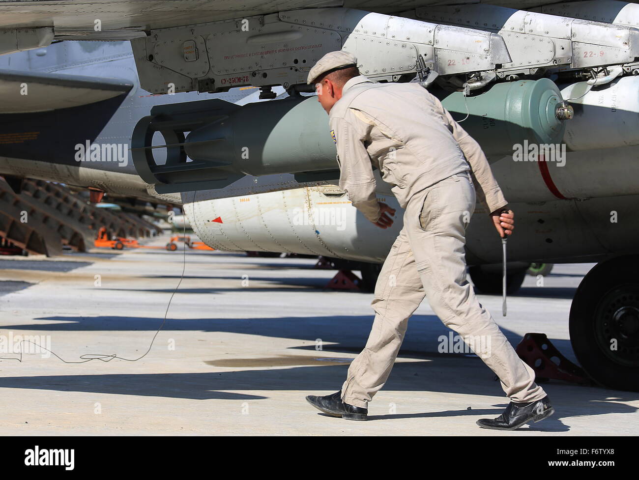 latakia-syria-19th-nov-2015-a-russian-sukhoi-su-25-jet-aircraft-being-F6TYX8.jpg