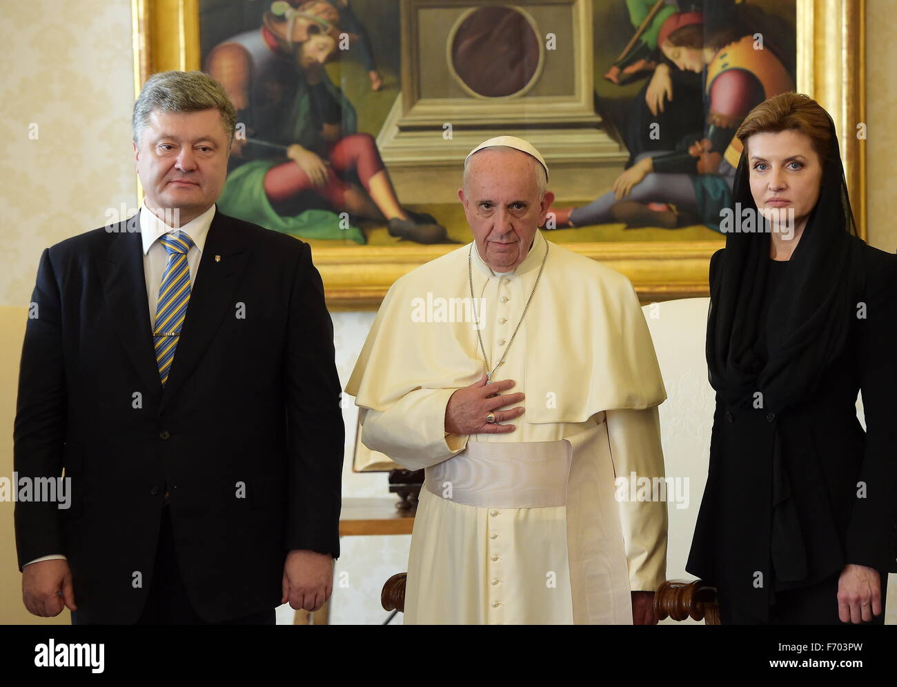 president-of-ukraine-petro-poroschenko-with-pope-francis-and-wife-F703PW.jpg